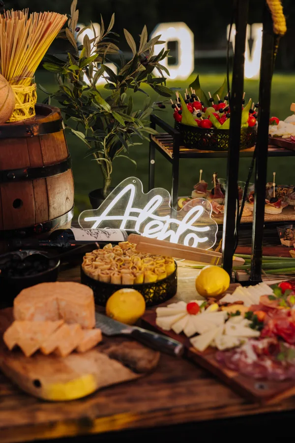 Sir, pršut i finger food catering na vjenačanju u sali za vjenčanje.