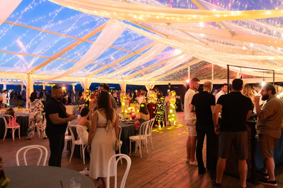 Gosti se okupljaju na eventu u šatoru pod lampicama u Heritage event venue Dubrovnik.