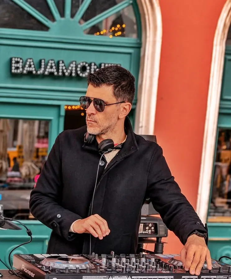 DJ za miksetom sa sunčanim naočalama.