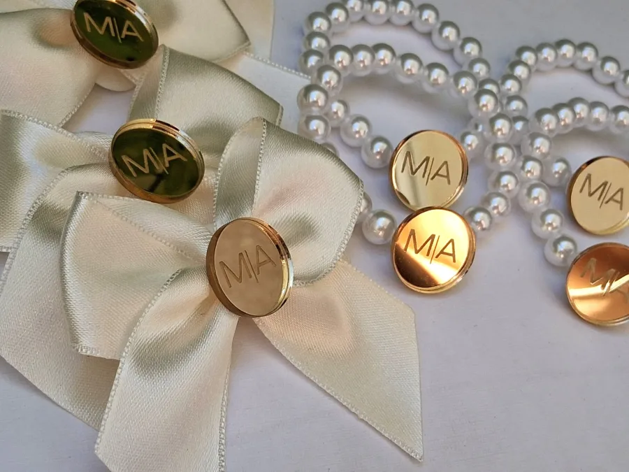 Krem bijela mašna rever i biserna narukvica.