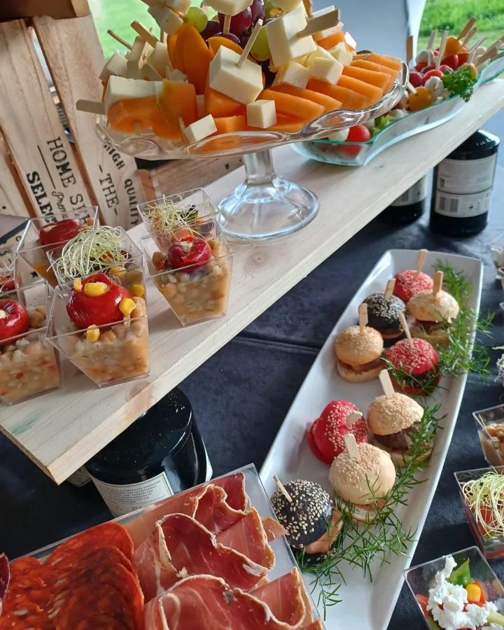 Hladni naresci i predjela na stolu u sali za vjenčanje the tur Velika Gorica.