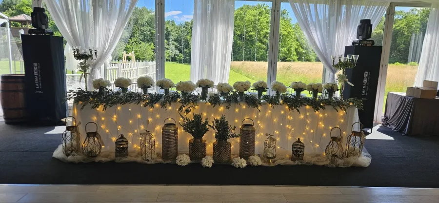 Dekoriran stol za mladence s lampicama u sali za vjenčanje The TUR Velika Gorica.