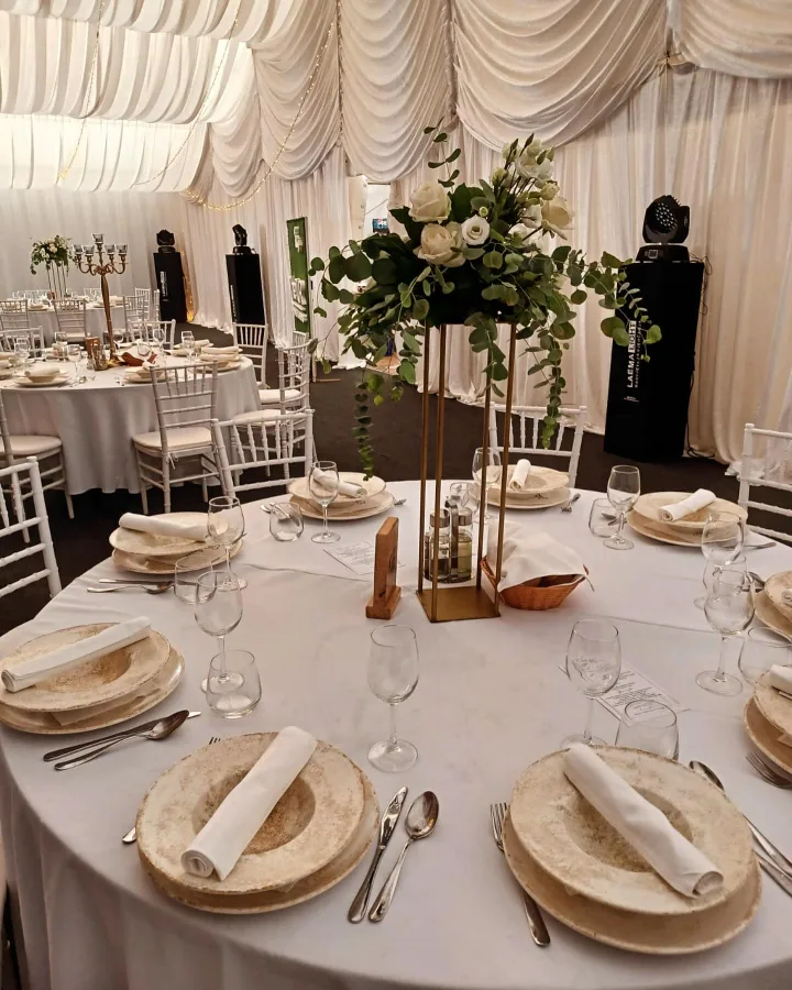 The Tur Velika Gorica unutrašnjost sale za vjenčanje u rustikalnom sitlu.