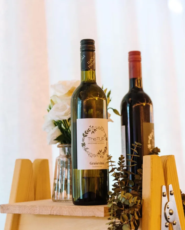 Vino s naljepnicom TheTUR weddings i events.