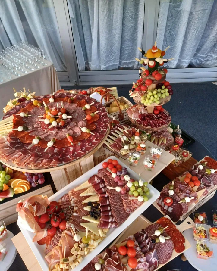 Plata hladnih nerzaka na stolu na imanju za vjenčanje The TUR.