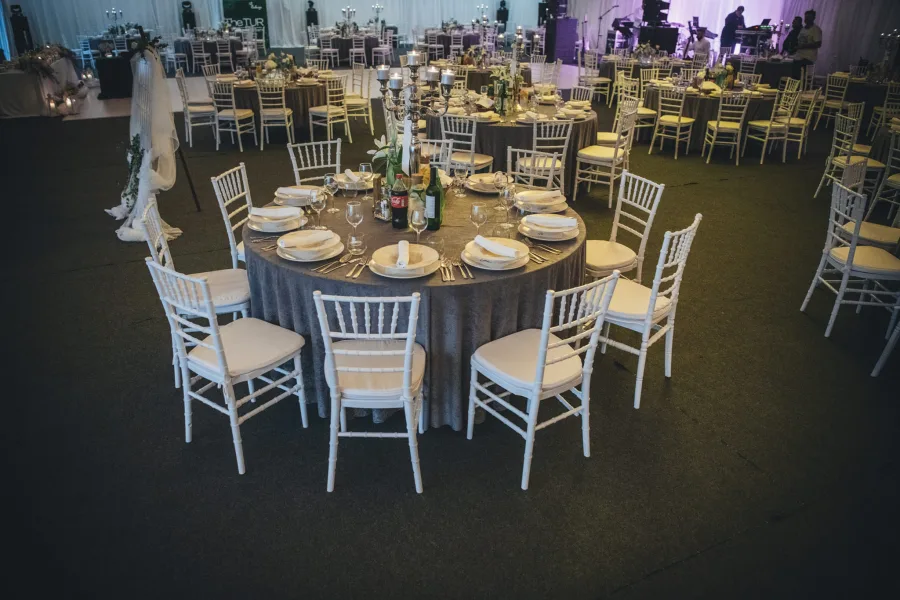 Okrugli dekorirani stolovi za vjenčanje pored Zagreba.