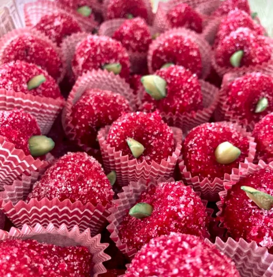 Desert jagodice kolač u papirnatim čašticama.