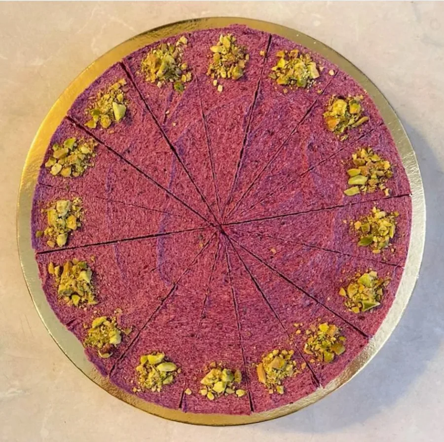 Razrezana torta od borovnice i pistacija.