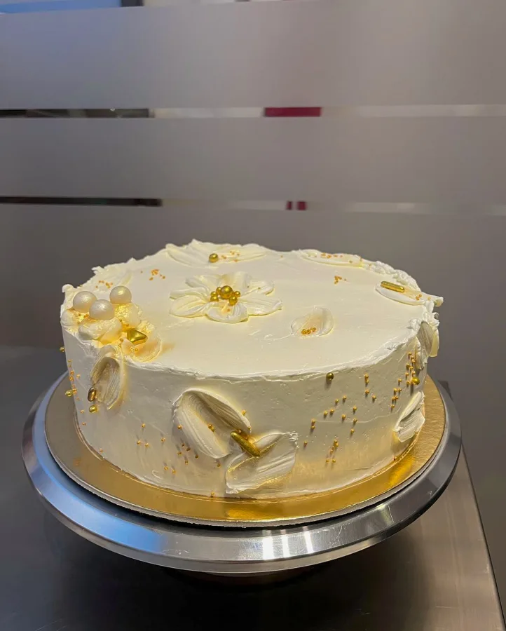 Bijela krem torta za vjenčanje sa zlatnim ukrasima Galetin Split.