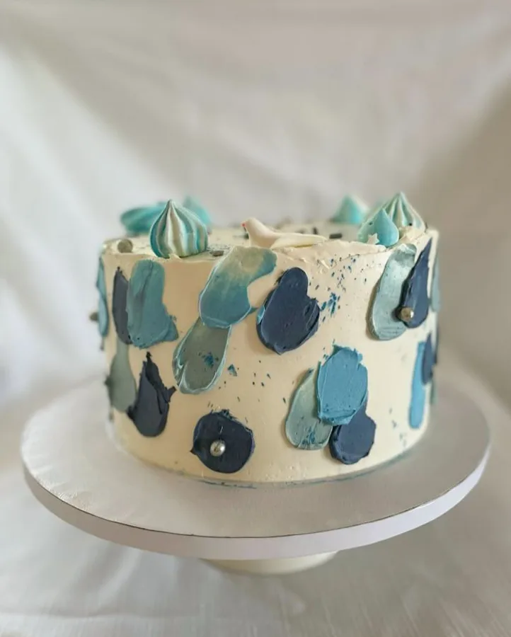 Bijela torta s plavim pastelnim bojama Split.