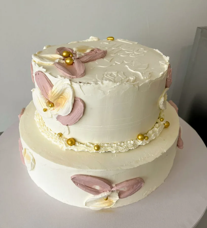 Bijela torta za vjenčanje s pastelnim bojama - Galetin Split.