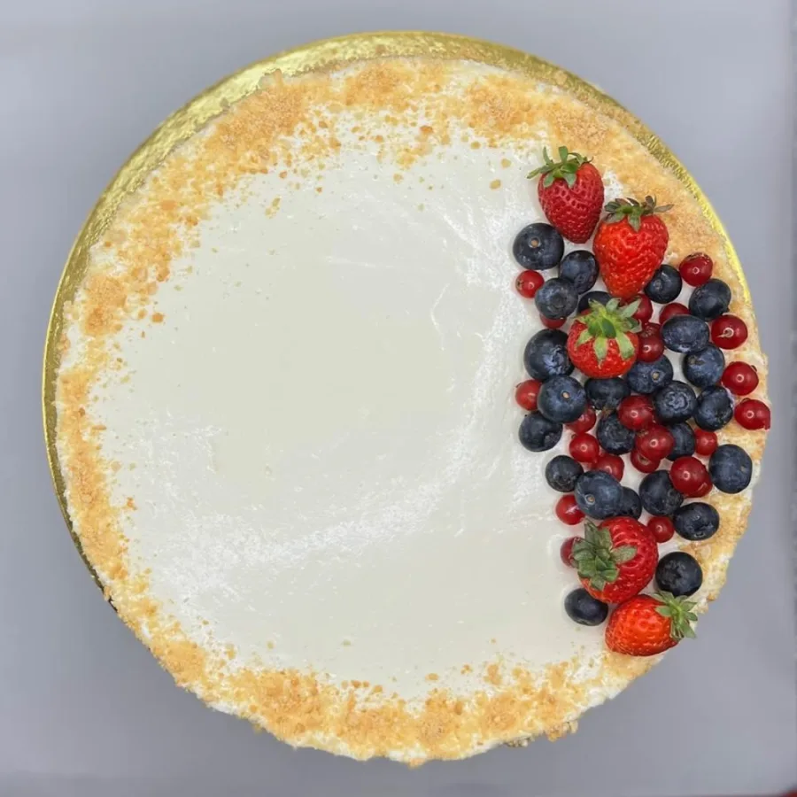 Cheesecake torta od sira i sviježeg voća s borvnicama, brusnicama i jagodama.