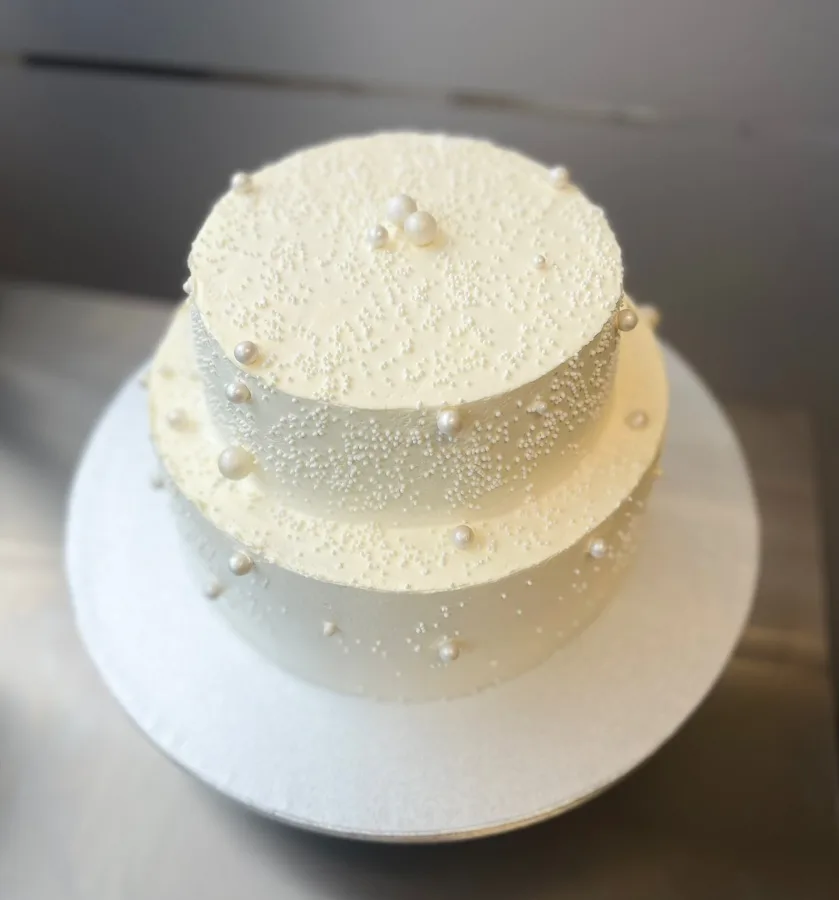 Bijela torta za vjenčanje na dva kata s biserima - Galetin Split.