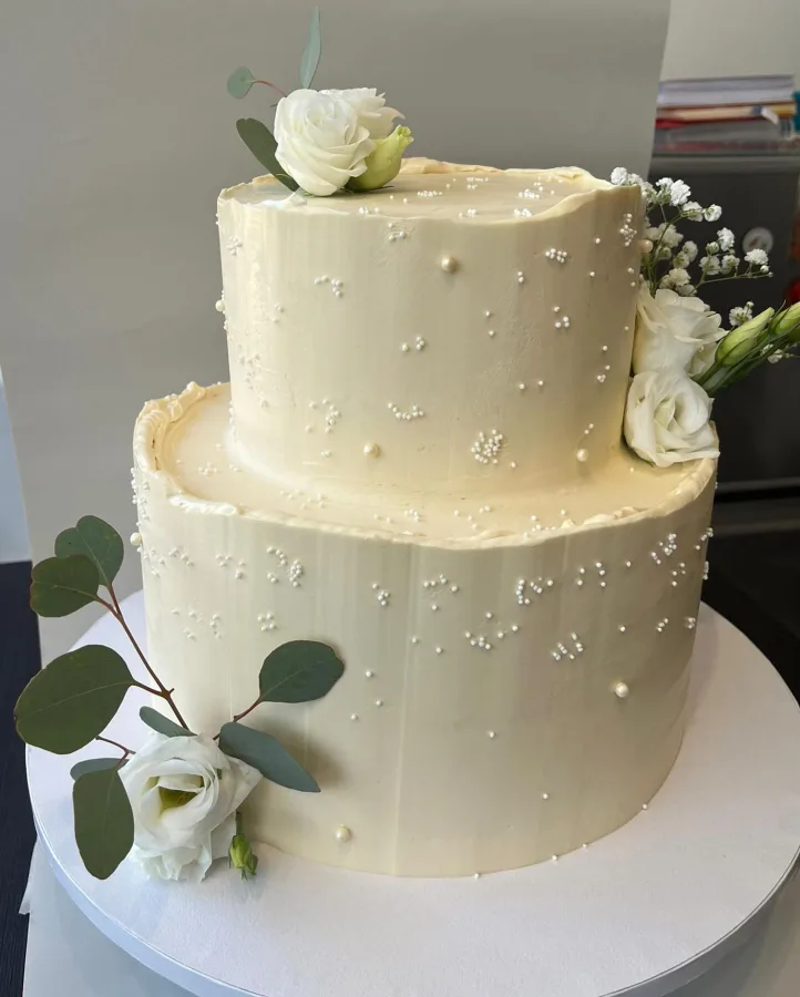 Bijela krem torta za vjenčanje s bijelim ružama - Galetin slastice Split.