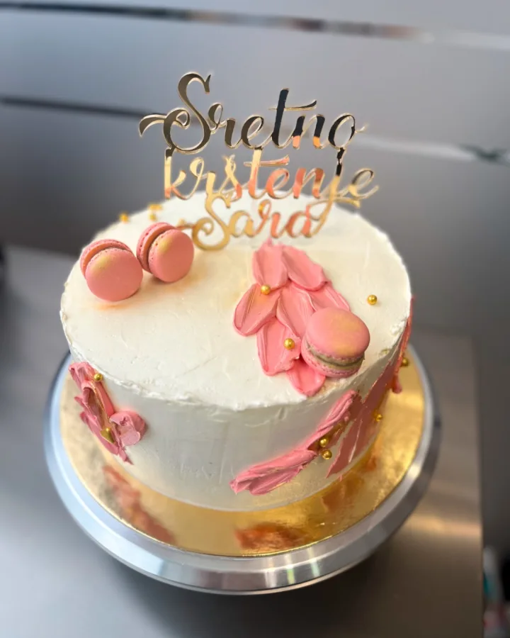 Bijelo roza torta s makaronima za sveto krštenje Split.