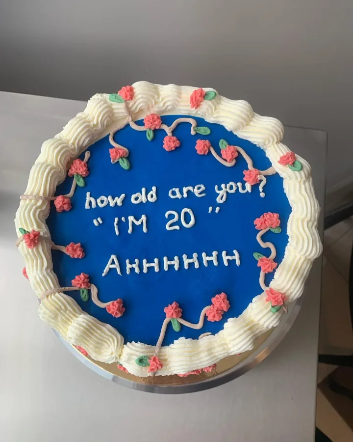 Plava torta za rođendan s šaljivim natpisom.