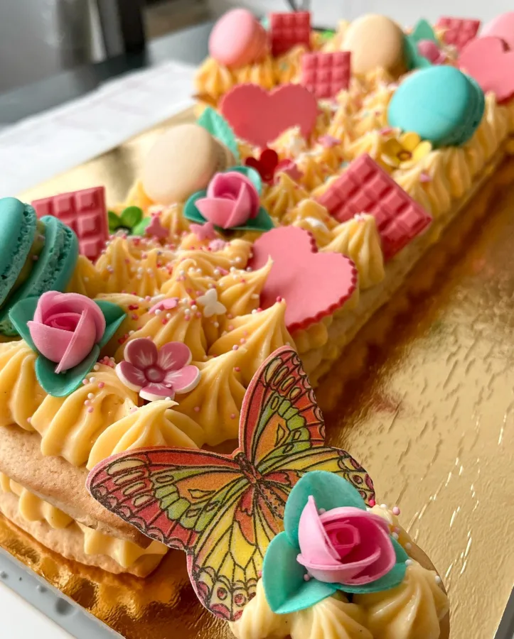 Torta u obliku brojke 1 s kremom i leptirićem za prvi rođendan Split.