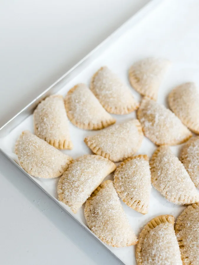 Suhi starinski kolači rafioli s šećerom.