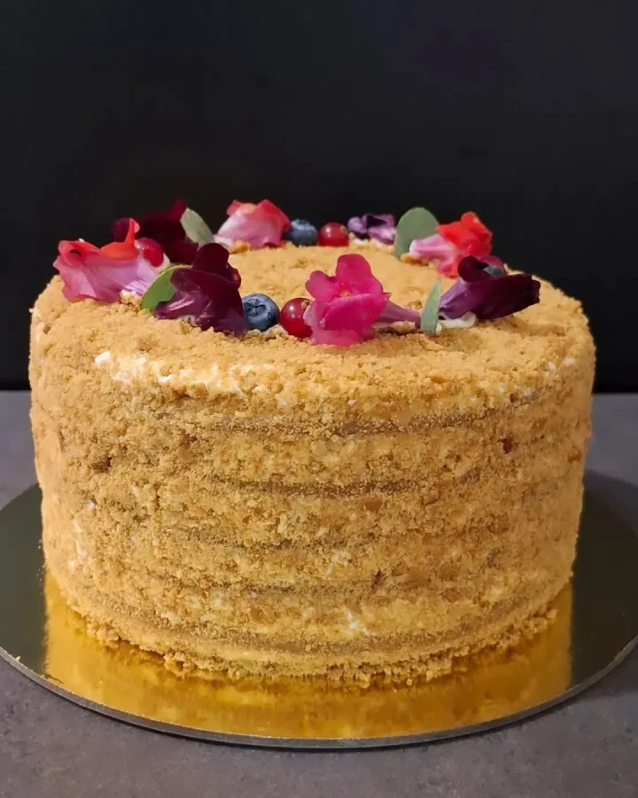 Medovik torta s cvijećem na vrhu.