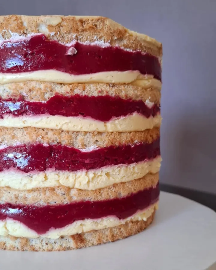 Torta s kremama od vanilije i višnje.