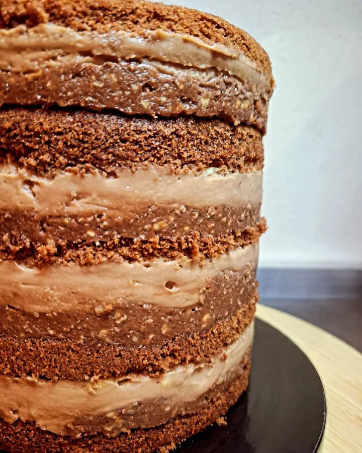 Čokoladna torta s kremama od čokolade i kremom od ferrero rochera.