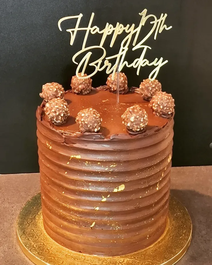Čokoladna torta s ferrero kuglicama i natpisom "Happy 13th Birthday".