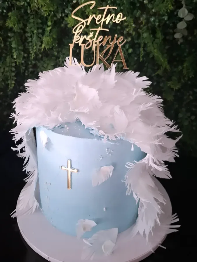 Plava torta za Krštenje dječaka Luke s bijelim perjem.