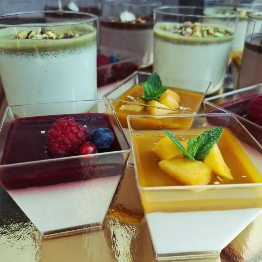 Desertne čašice od panna cotte s raznim preljevima za vjenčanja i proslave.