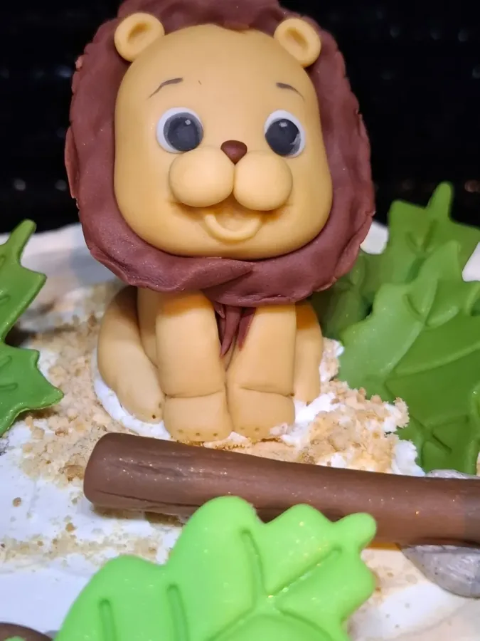 Figurica životinje lava od fondanta kao ukras na torti.