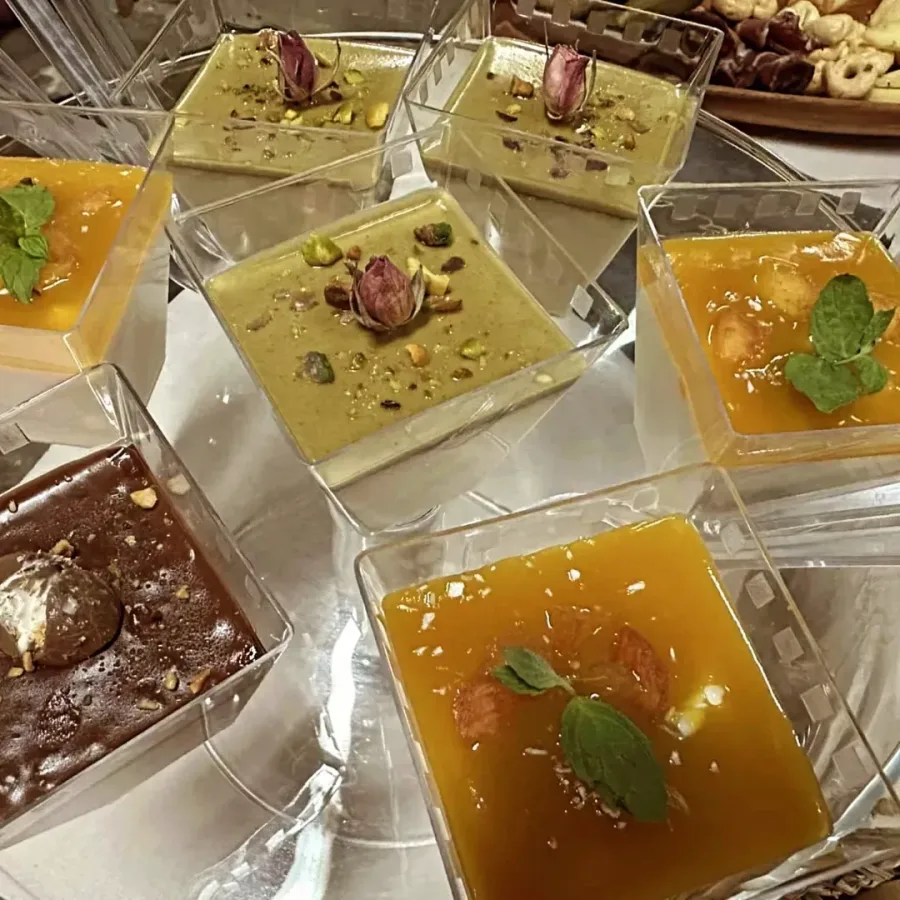 Desertne čašice s panna cottom i preljevima od pistacija, čokolade i manga.