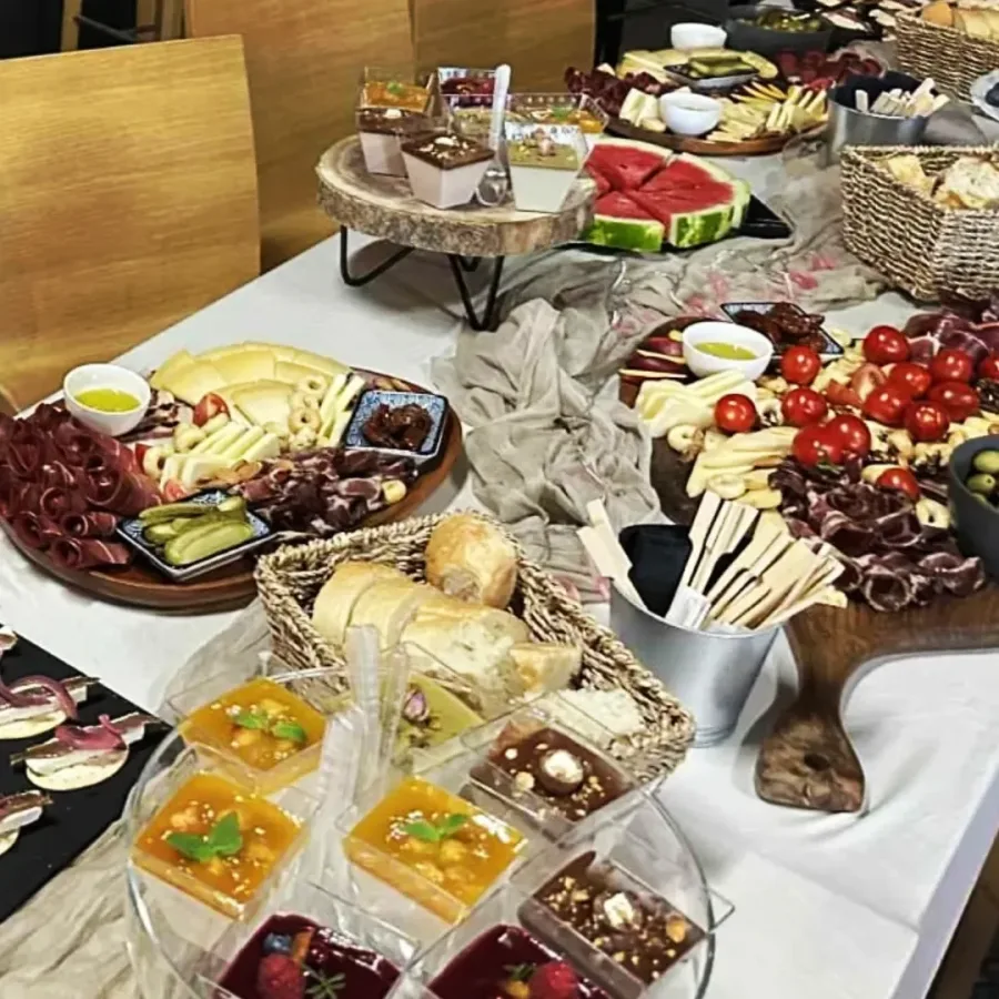 Švedski stol s hladnim platama i desertnim čašicama s raznim preljevima.