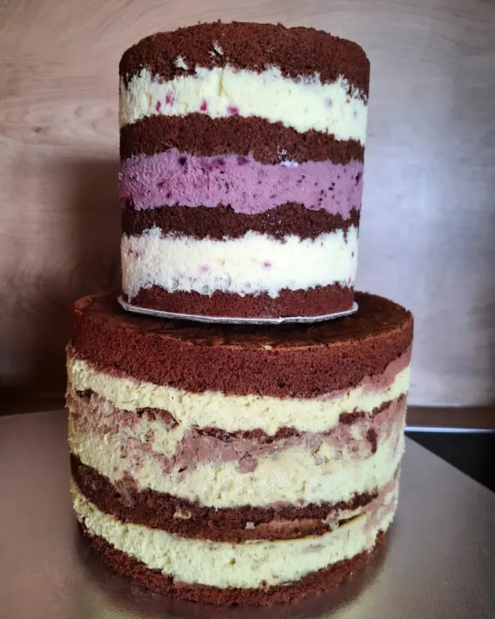 Torta na dva kata, Prvi donji kat je krema od banane i čokolade, a drugi je krema od vanilije i borovnice.