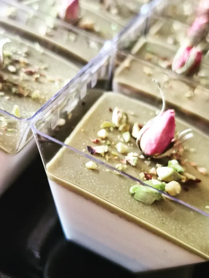 Desertne čašice punjene panna cottom s preljevom od pistacija.