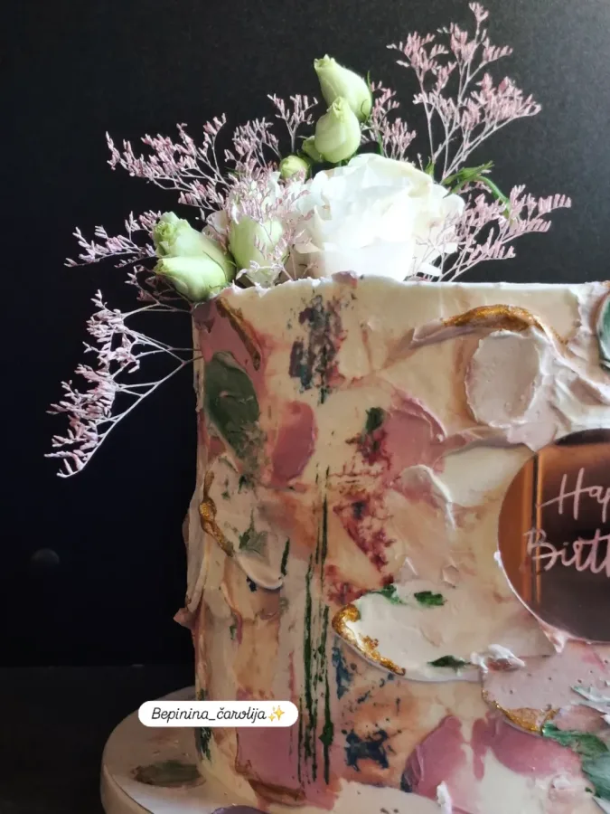 Šarena torta za rođendan s cvijećem.