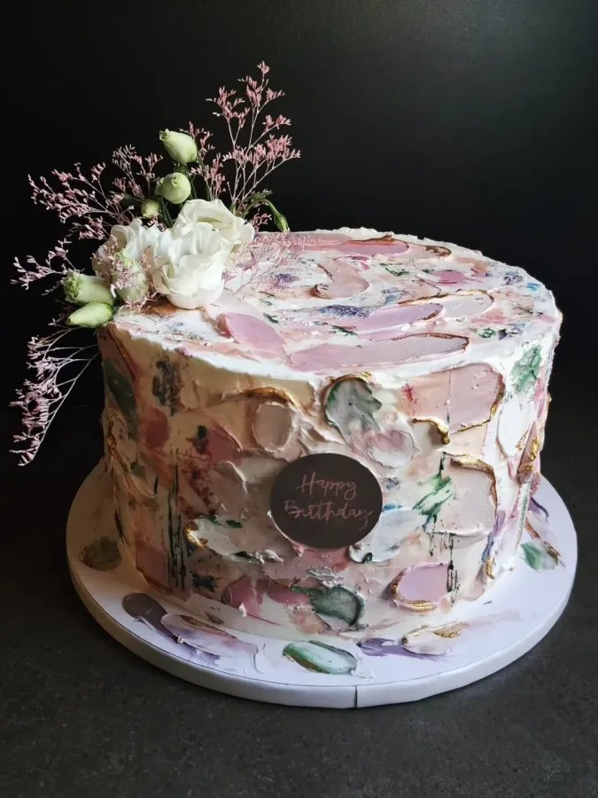 Šarena torta za rođendan s natpisom "Happy birthday".