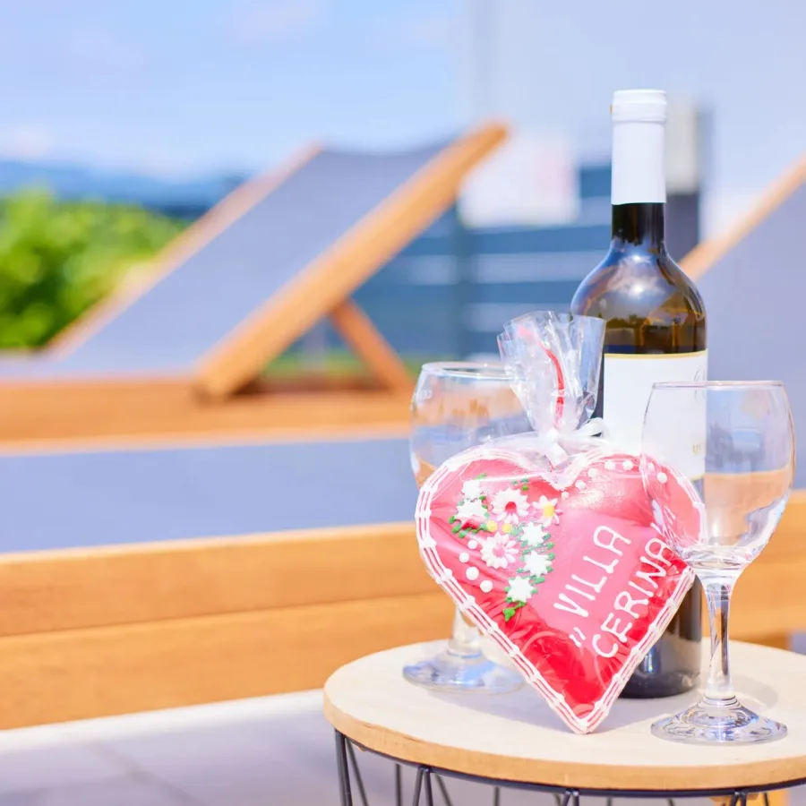 Boca vina, dvije čaše za vino i licitarsko srce s natpisom "Villa Cerina" kao poklon gostima Vile za vjenčanja i druge proslave.