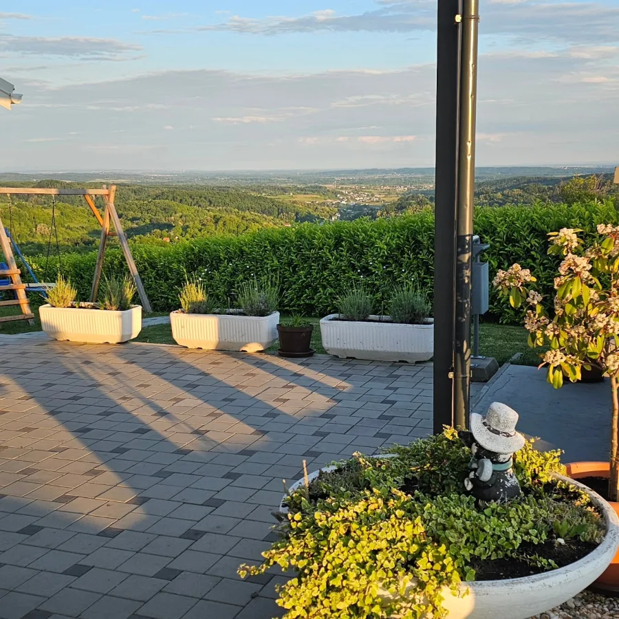 Pogled iz vrta vile za vjenčanje.