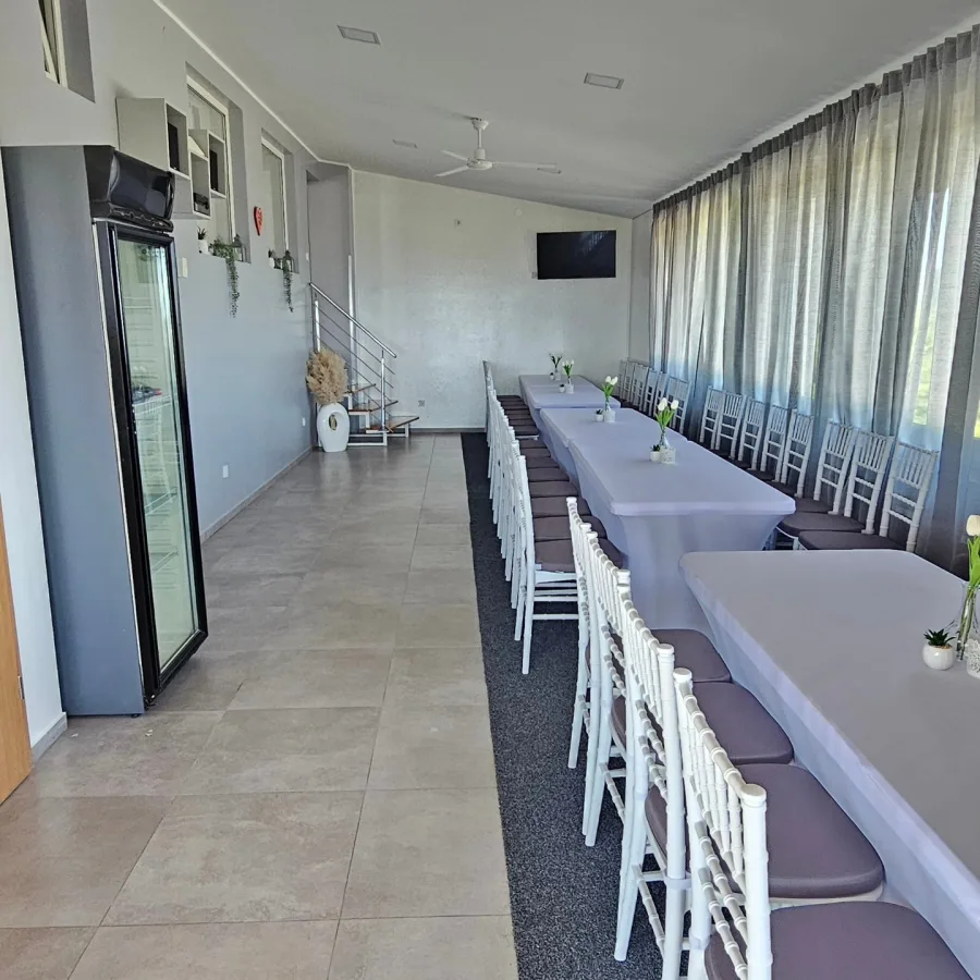 Stol za vjenčanu proslavu za uzvanike u vili za vjenčanje.