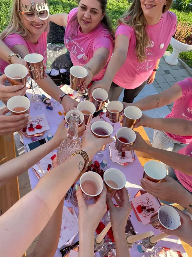 Djevojke nazdravljaju za vrijeme djevojačke u vili za vjenčanja.