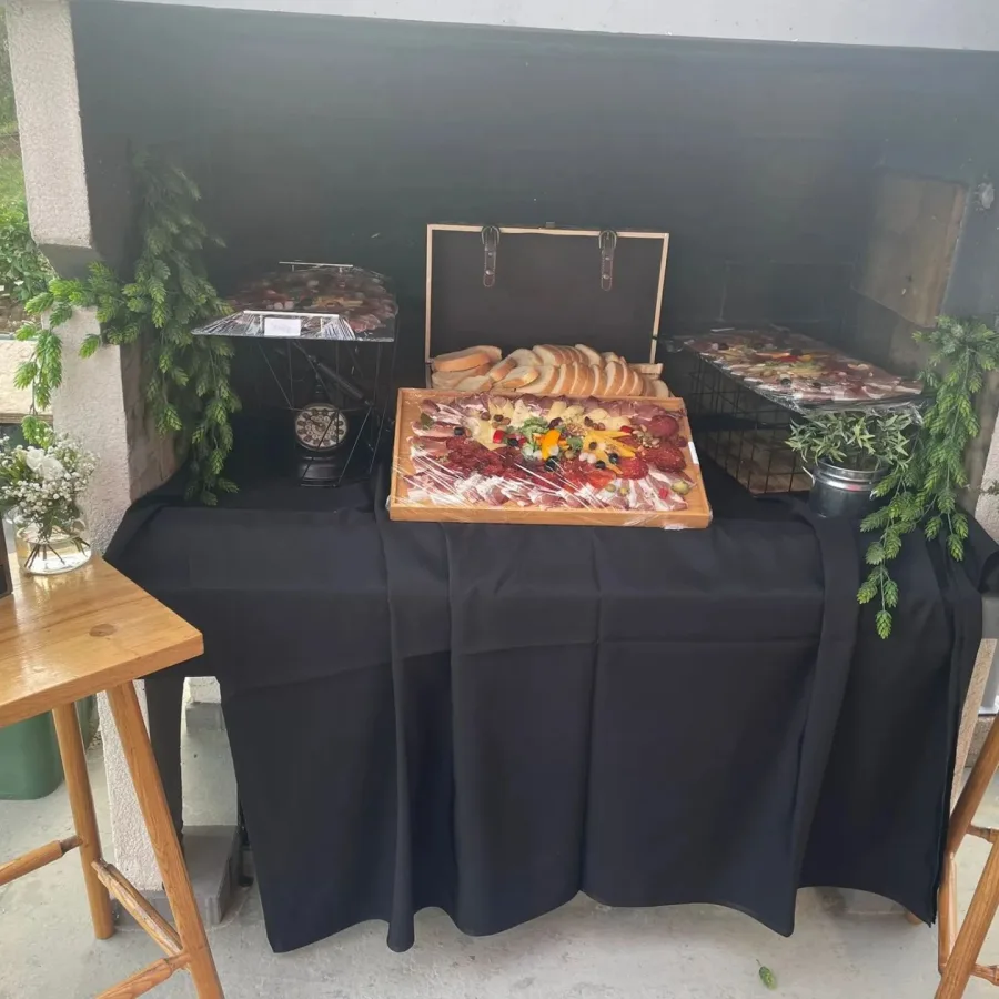 Hladna plata s narescima i kruh u vili za vjenčanja.