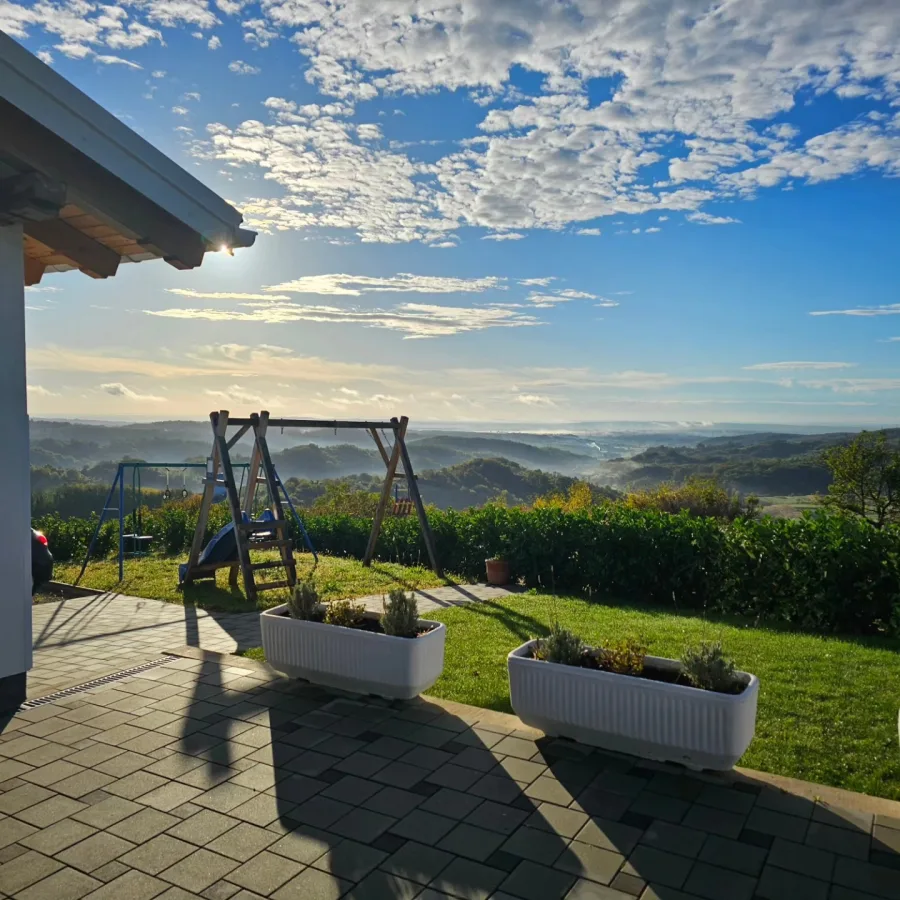 Dvorište vile za vjenčanja i pogled na prirodu.