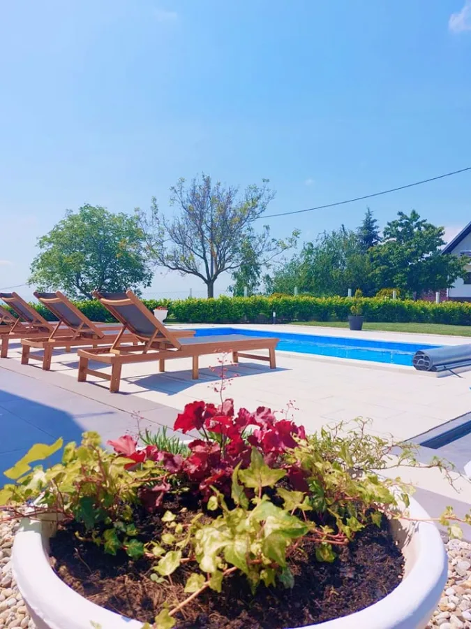 Ležaljke pored bazena vile za vjenčanja.