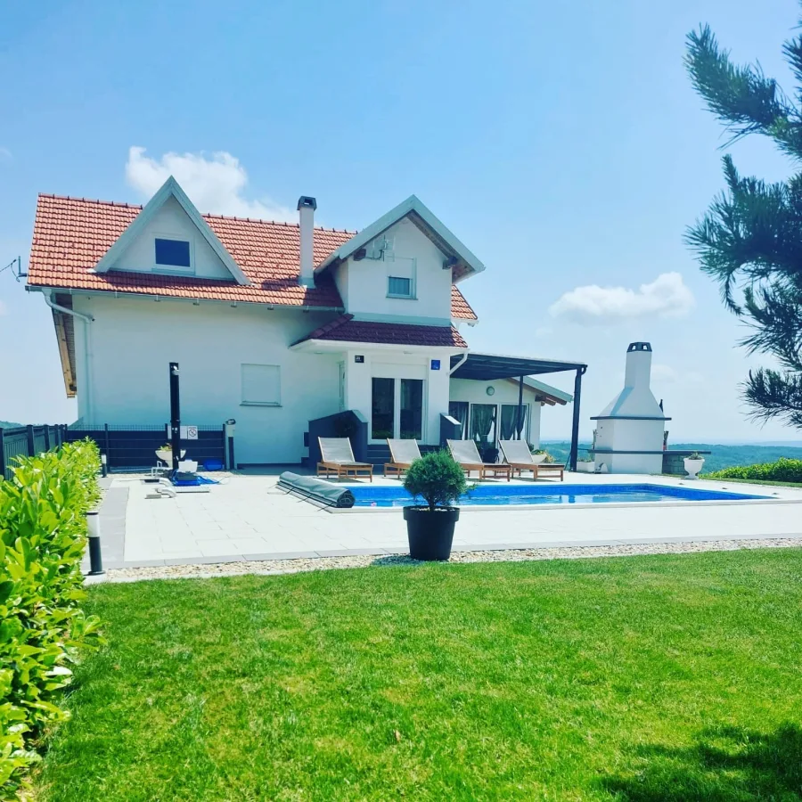 Vila za vjenčanja s bazenom i zelenim vrtom.