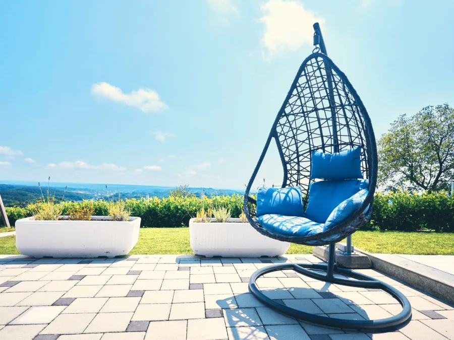 Vrtna ljuljačka za jednu osobu u vili za vjenčanja.