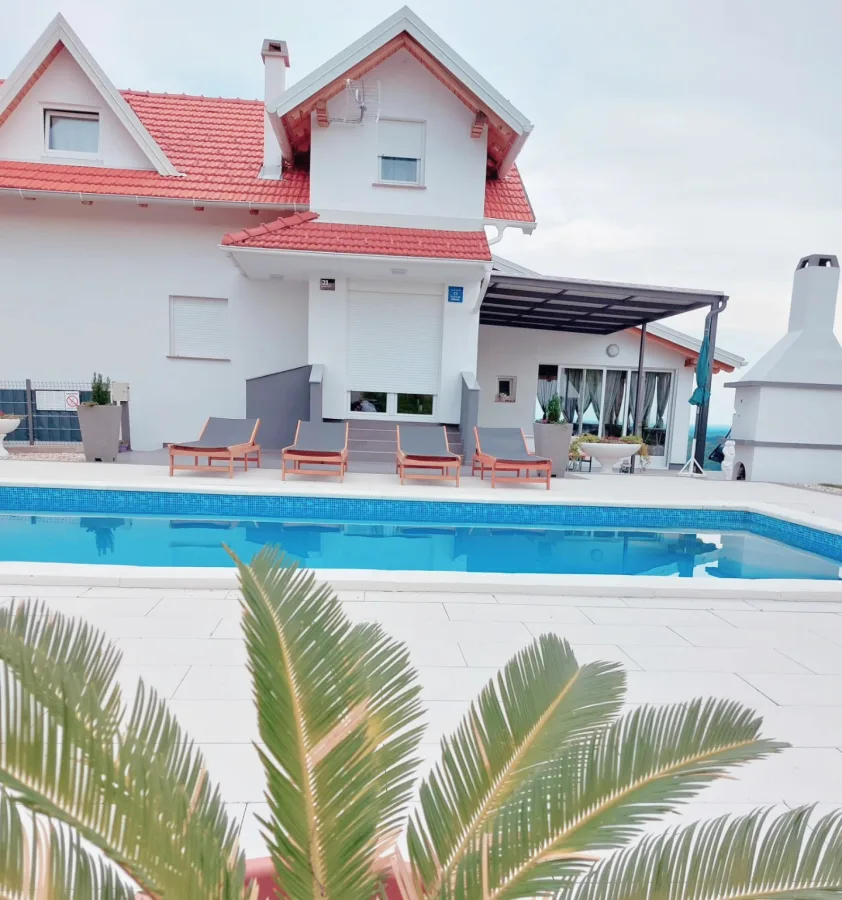 Vila za vjenčanja s bazenom i ležaljkama.