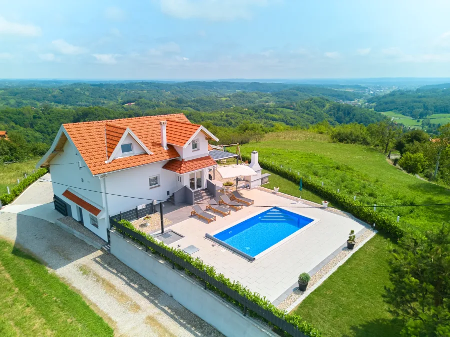 Vila za vjenčanja s bazenom fotografirana dronom.