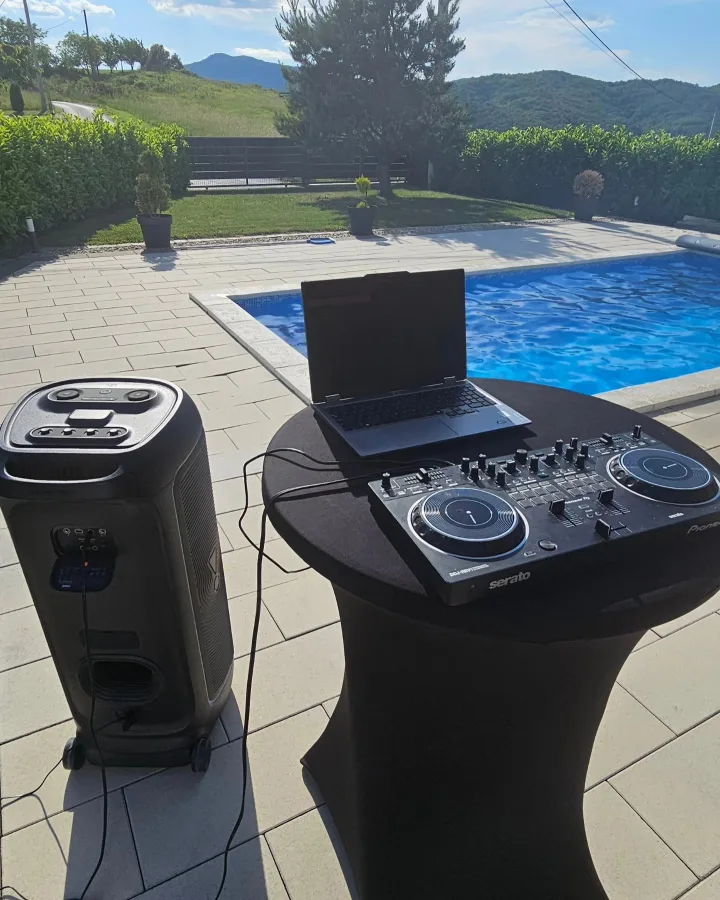 DJ oprema i zvučnik kraj bazena vile za vjenčanja.