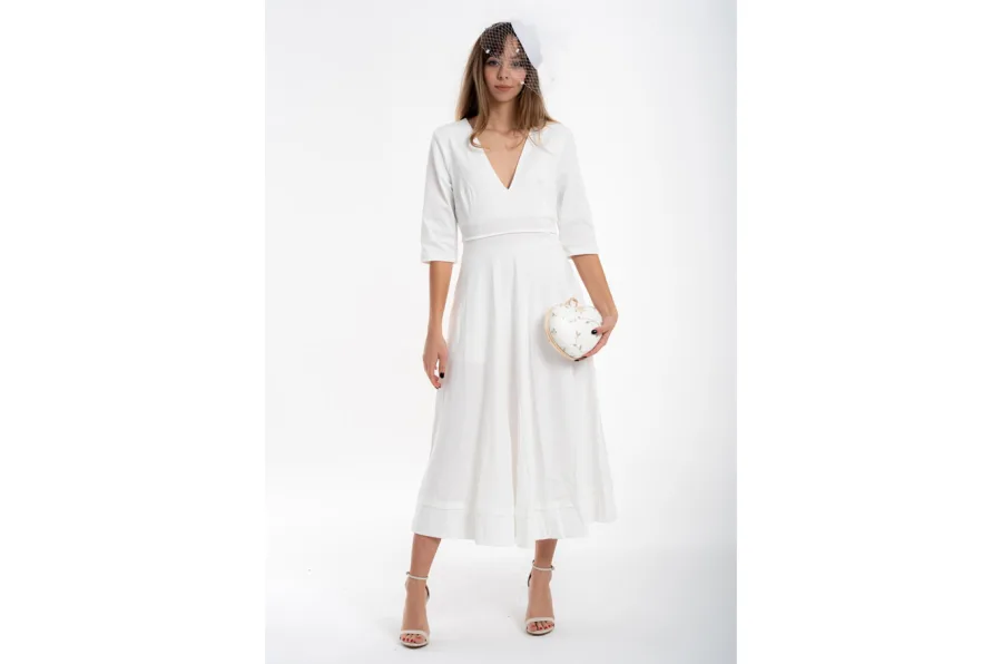 Il primo bijela nesvakidašnja jednostavna vjenčanice i torbica.