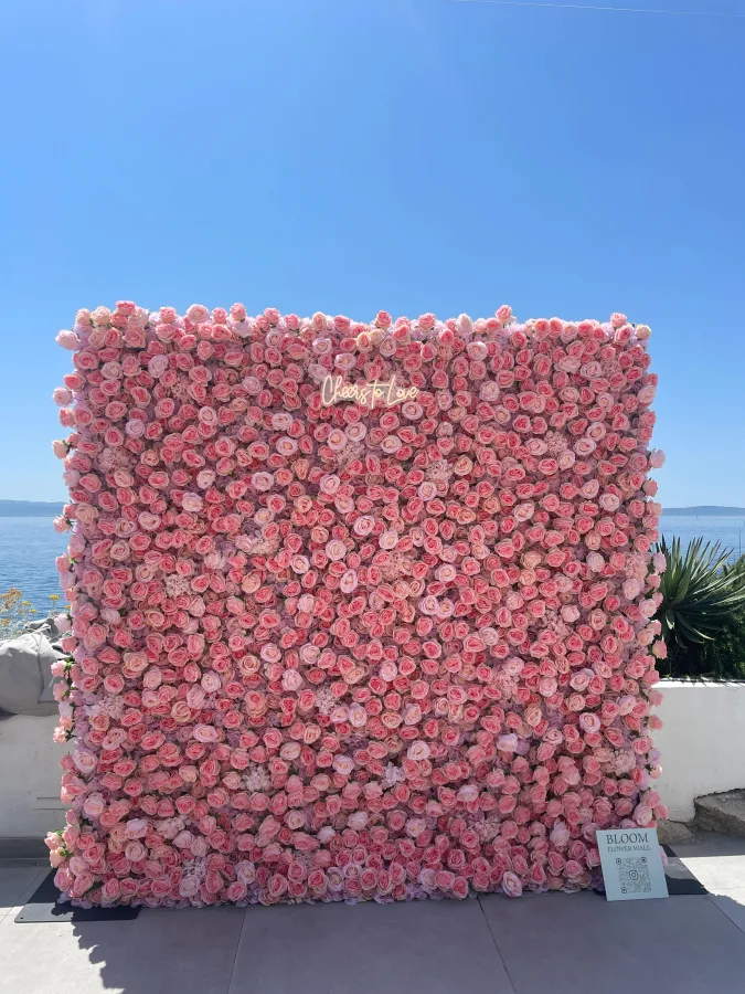 Zid s ružičastim ružama, idealan za fotografiranje na vjenčanju.