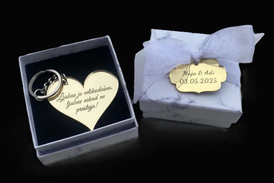 Zahvalnica za vjenčanje u obliku srca kao privjesak za ključ u bijeloj kutijici.